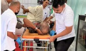 Polres Langkat Bergerak Cepat Bantu Pria Lansia Terbaring Lemas di Masjid Al Huda