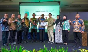 Plt Bupati Langkat Terima Piala dan Piagam Penghargaan (1)