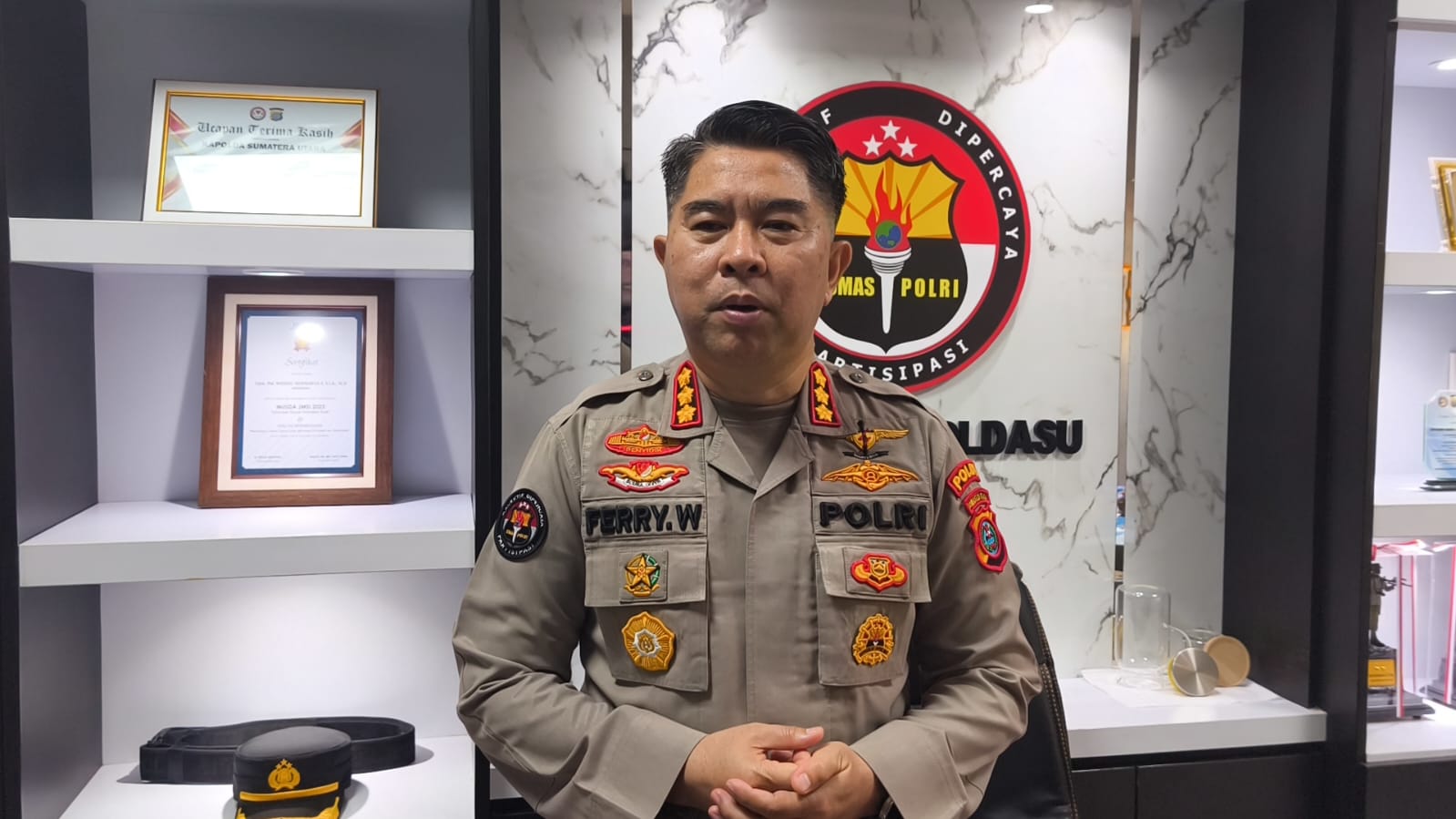 polda sumut kerahkan Kepala Bidang Humas Polda Sumut, Kombes Pol Dr Ferry Walintukan