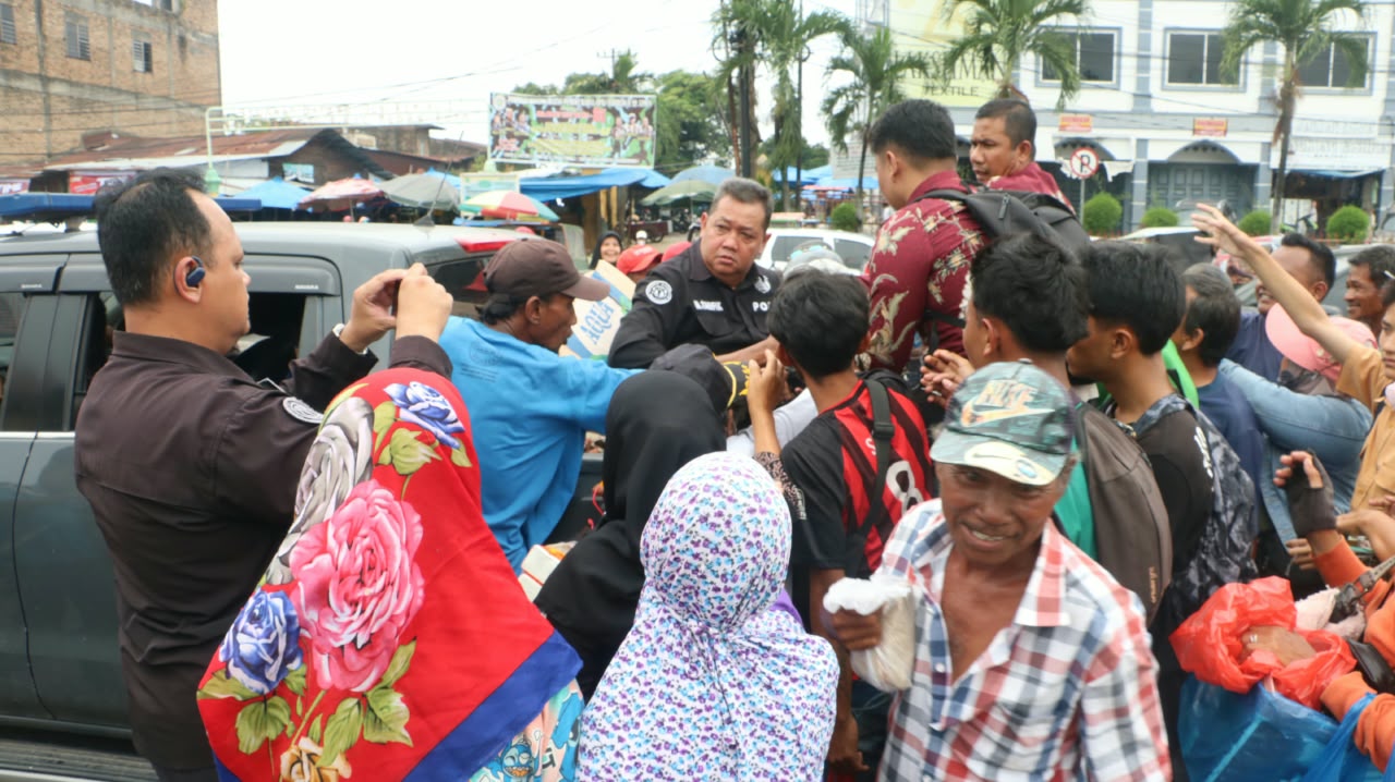BID HUMAS POLDA SUMUT BERBAGI SAMA TYUKANG BECAK